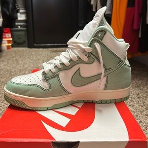 Women’s Nike dunk hi 1985 new in box never been worn